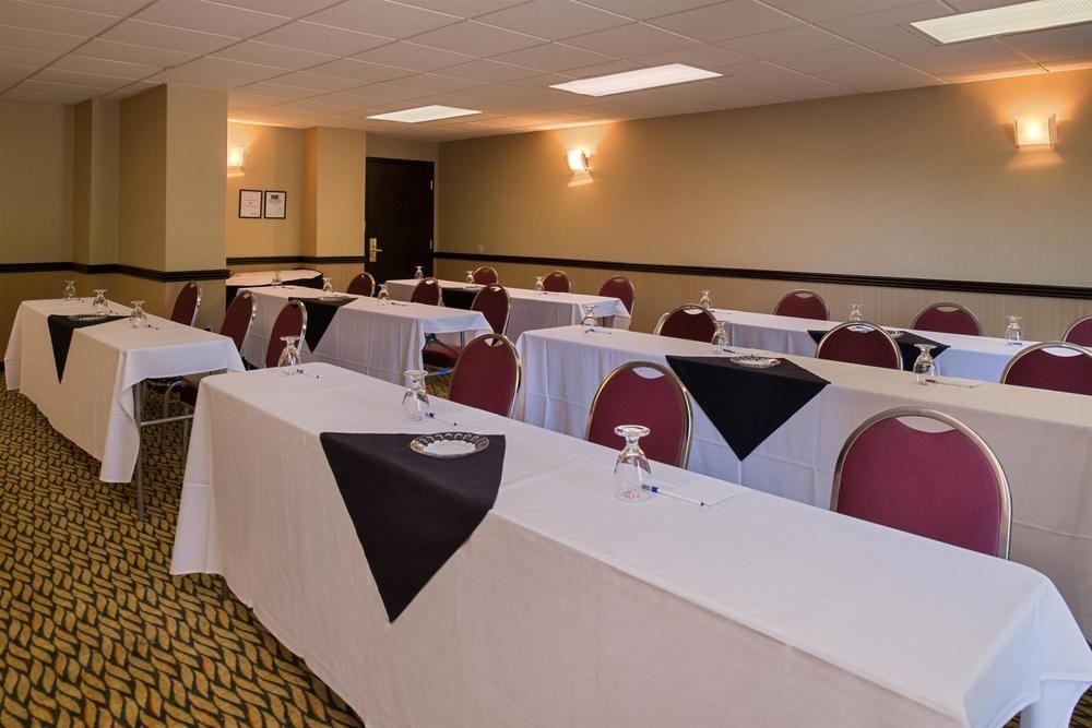Ramada Plaza Rochester Airport Екстер'єр фото