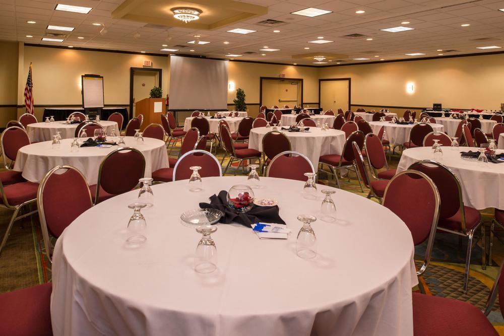 Ramada Plaza Rochester Airport Екстер'єр фото