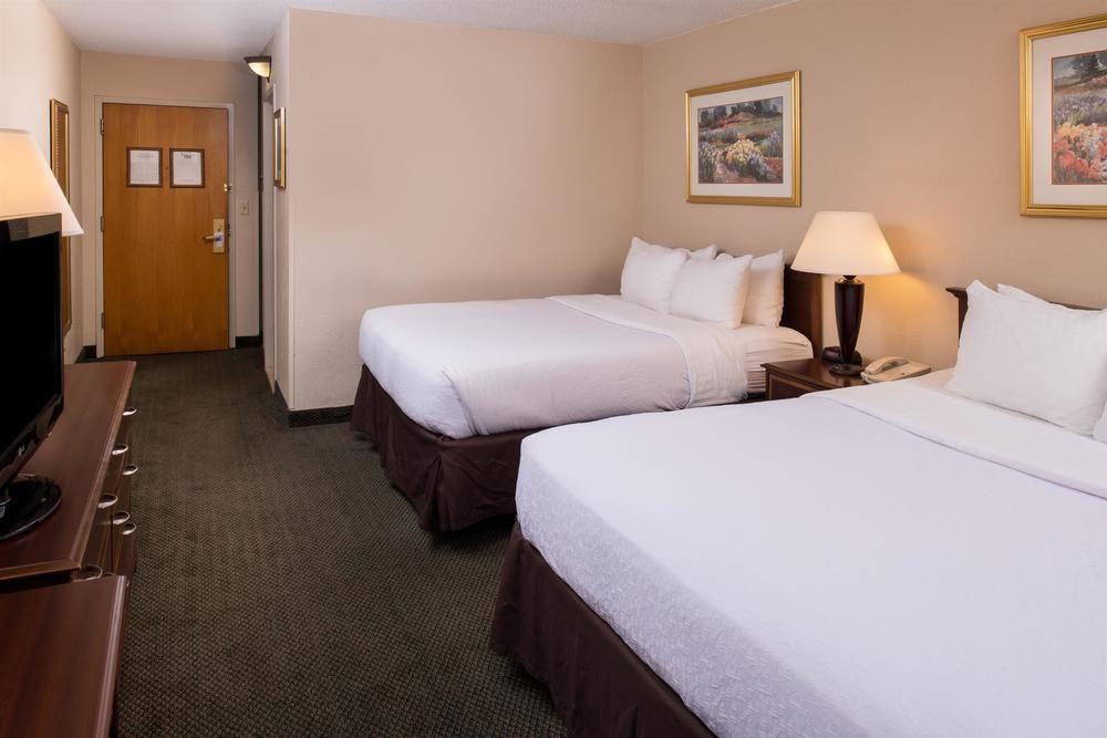 Ramada Plaza Rochester Airport Екстер'єр фото