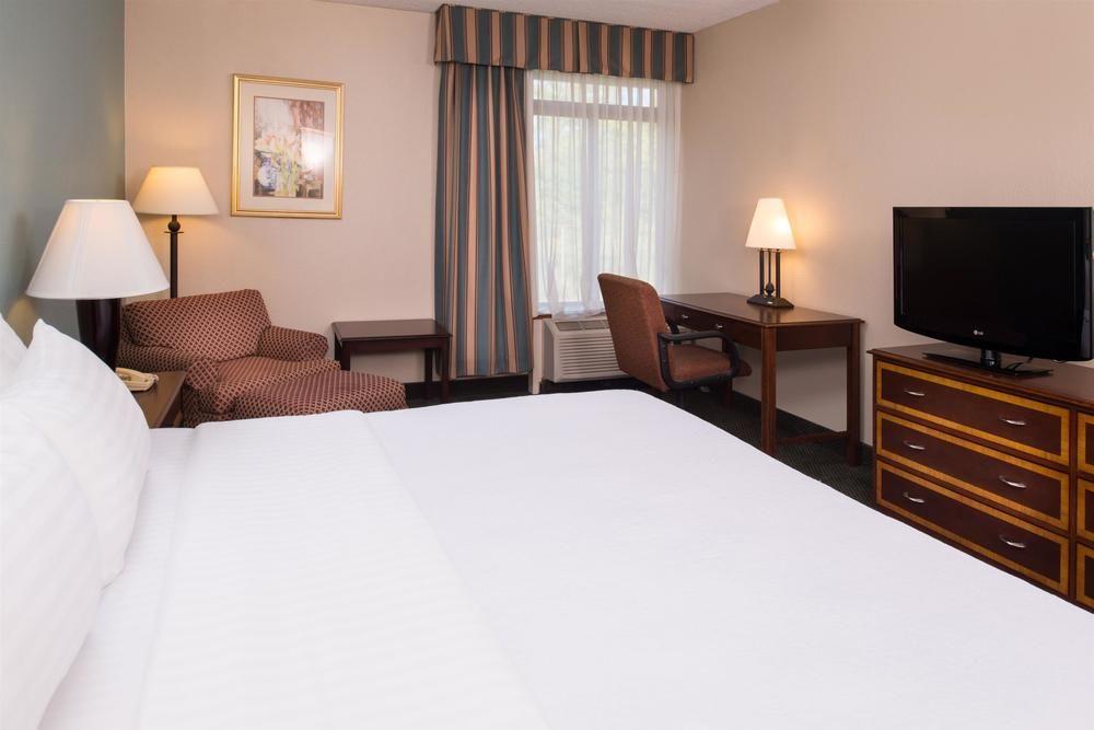 Ramada Plaza Rochester Airport Екстер'єр фото