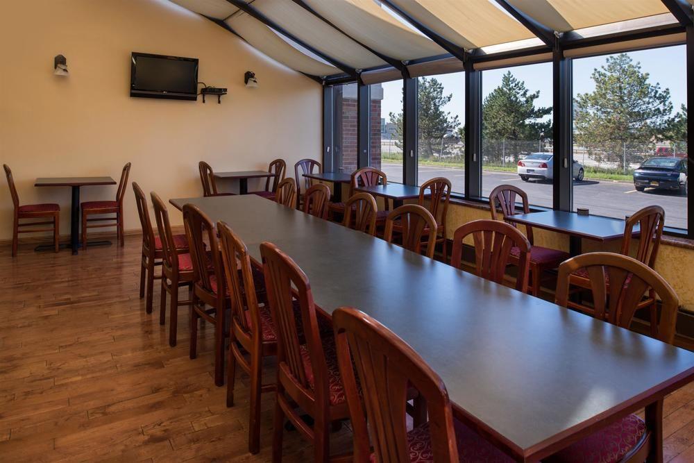 Ramada Plaza Rochester Airport Екстер'єр фото