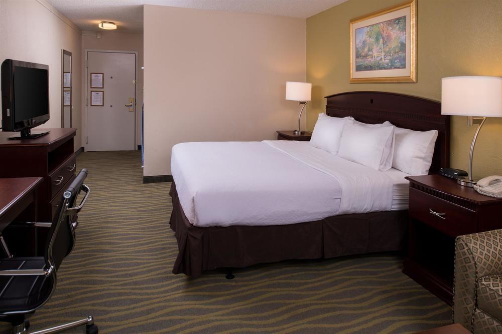 Ramada Plaza Rochester Airport Екстер'єр фото