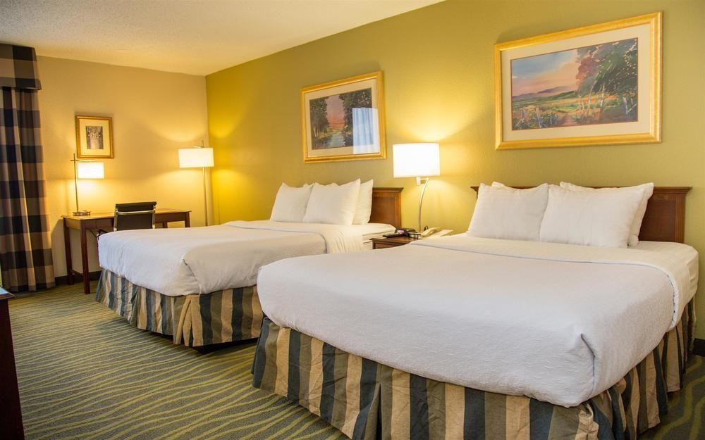 Ramada Plaza Rochester Airport Екстер'єр фото
