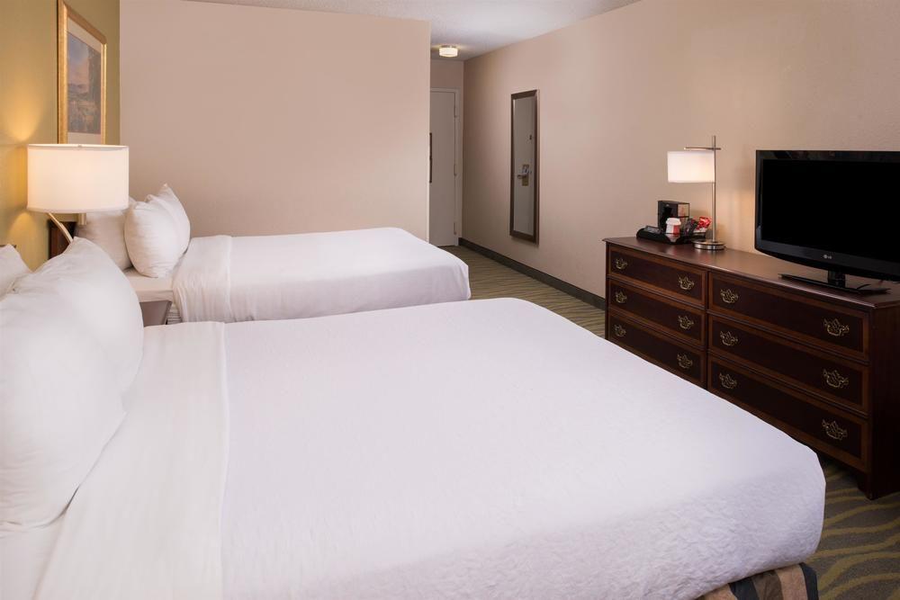 Ramada Plaza Rochester Airport Екстер'єр фото