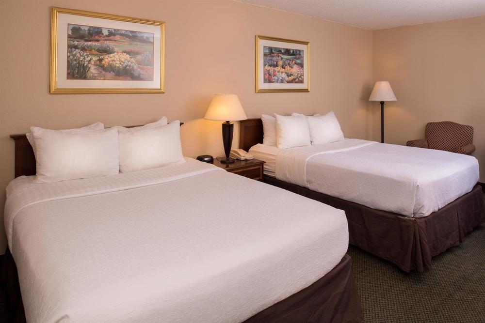 Ramada Plaza Rochester Airport Екстер'єр фото