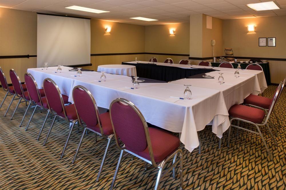 Ramada Plaza Rochester Airport Екстер'єр фото