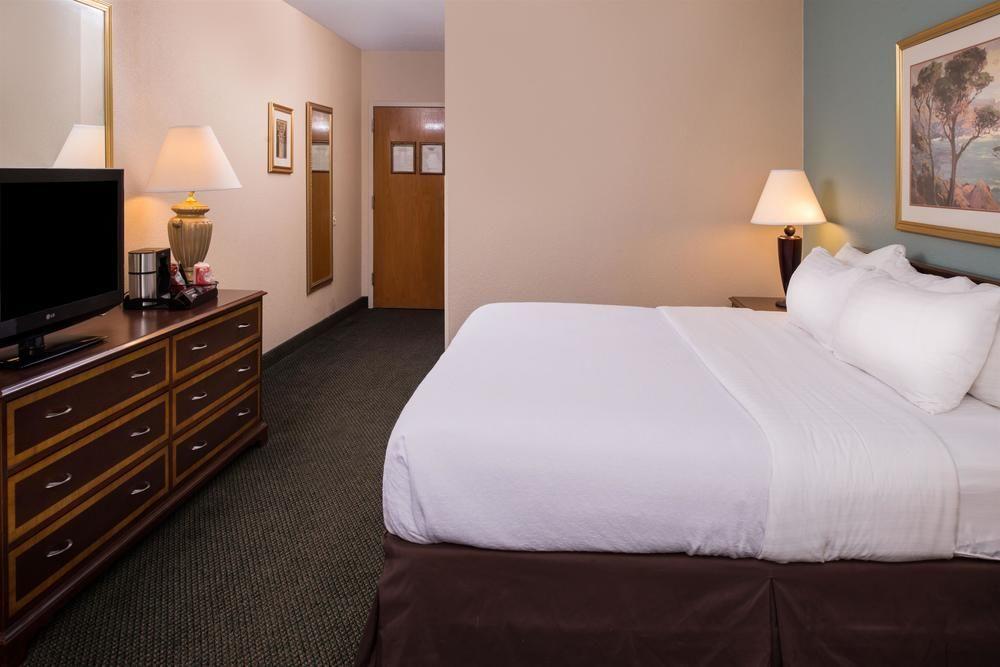 Ramada Plaza Rochester Airport Екстер'єр фото