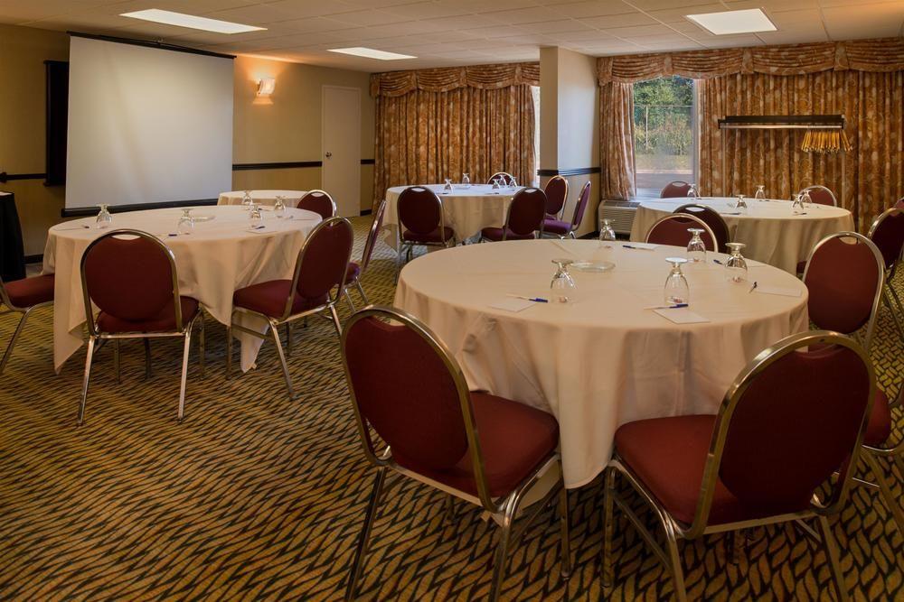 Ramada Plaza Rochester Airport Екстер'єр фото