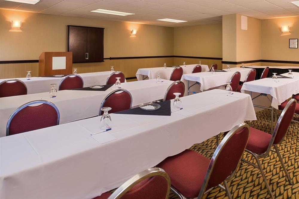 Ramada Plaza Rochester Airport Екстер'єр фото