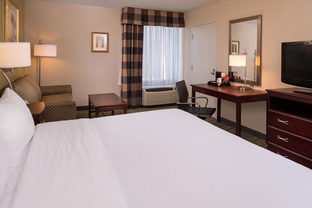 Ramada Plaza Rochester Airport Екстер'єр фото