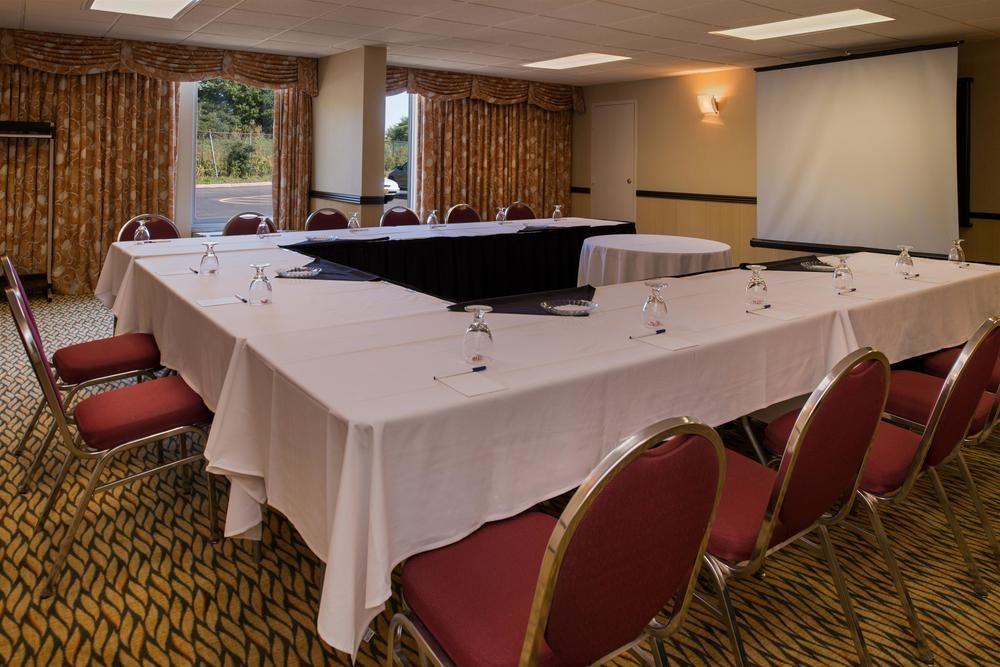 Ramada Plaza Rochester Airport Екстер'єр фото