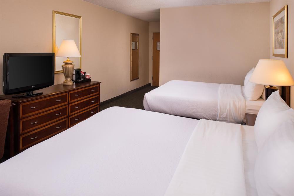 Ramada Plaza Rochester Airport Екстер'єр фото