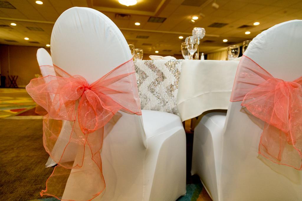Ramada Plaza Rochester Airport Екстер'єр фото