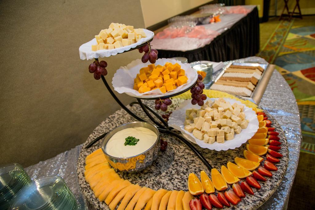 Ramada Plaza Rochester Airport Екстер'єр фото