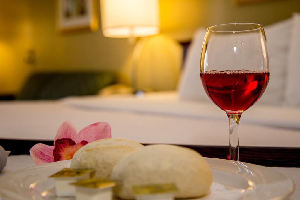 Ramada Plaza Rochester Airport Екстер'єр фото