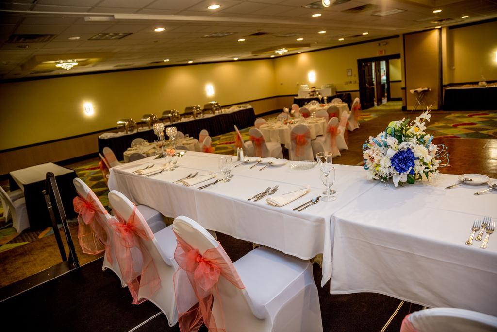 Ramada Plaza Rochester Airport Екстер'єр фото