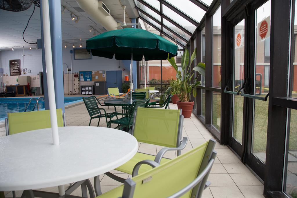 Ramada Plaza Rochester Airport Екстер'єр фото