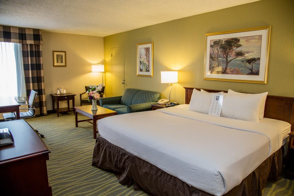 Ramada Plaza Rochester Airport Екстер'єр фото