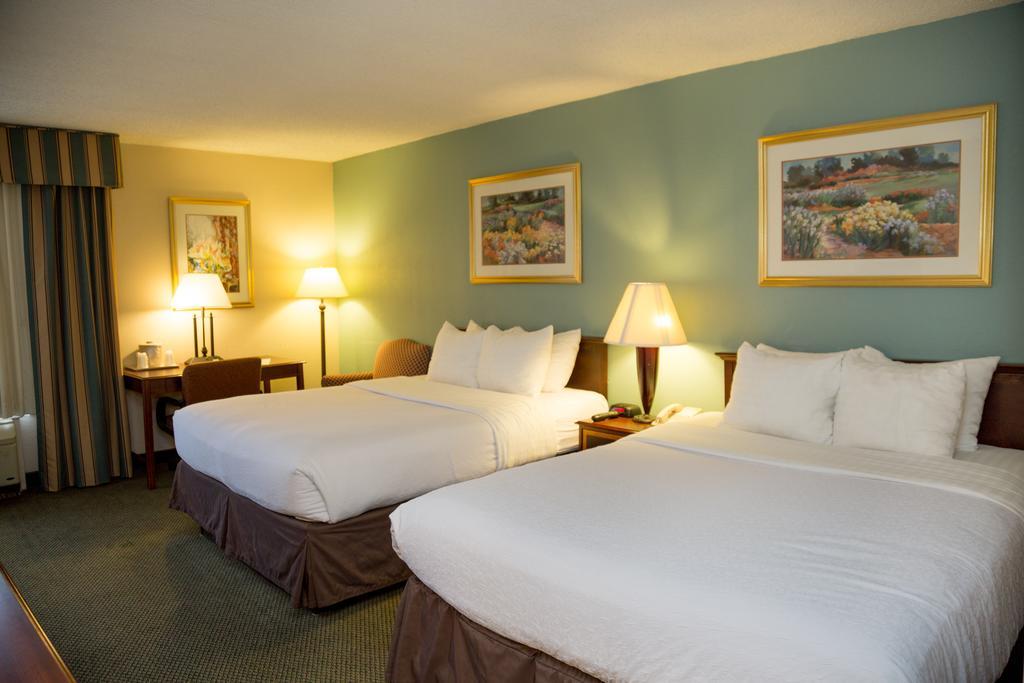 Ramada Plaza Rochester Airport Екстер'єр фото