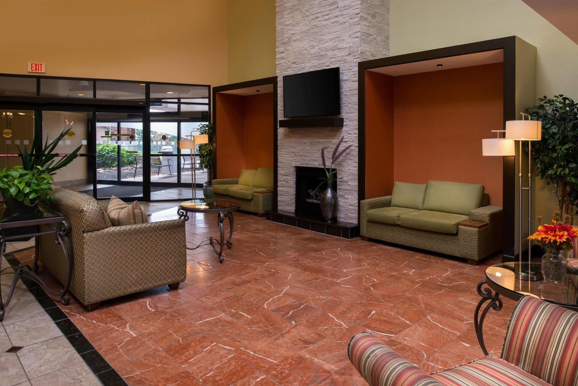 Ramada Plaza Rochester Airport Екстер'єр фото
