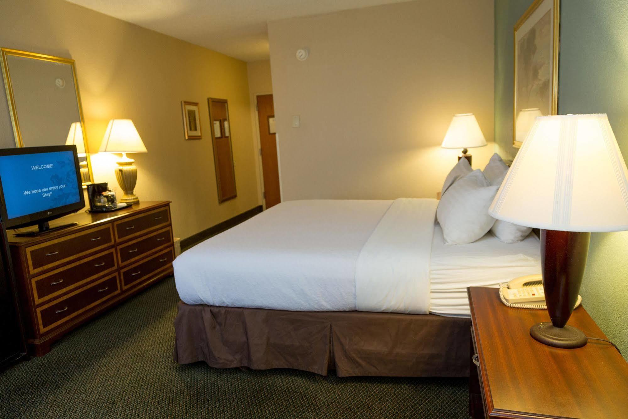 Ramada Plaza Rochester Airport Екстер'єр фото