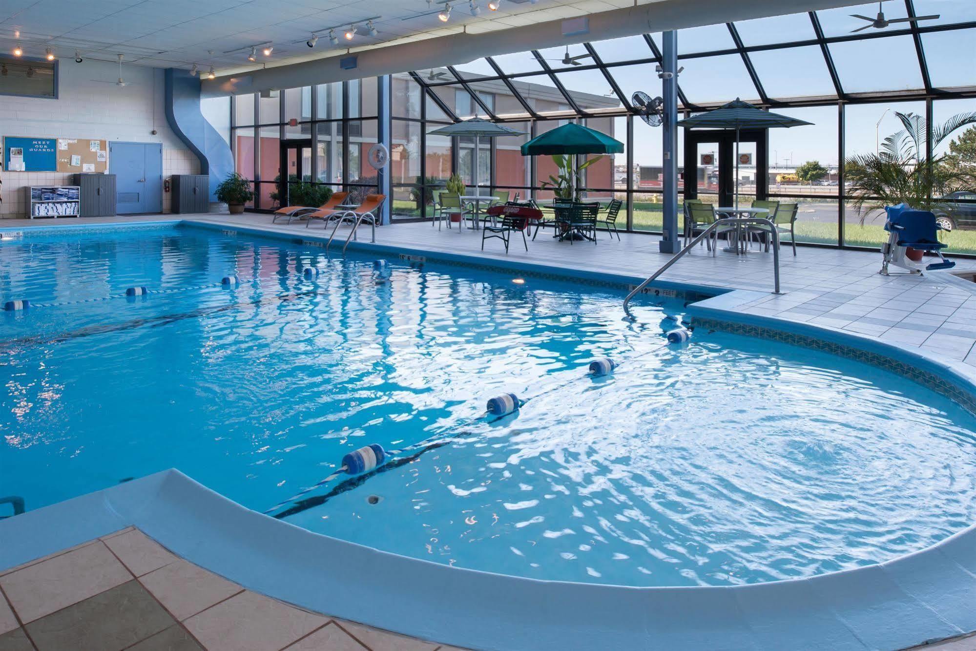 Ramada Plaza Rochester Airport Екстер'єр фото