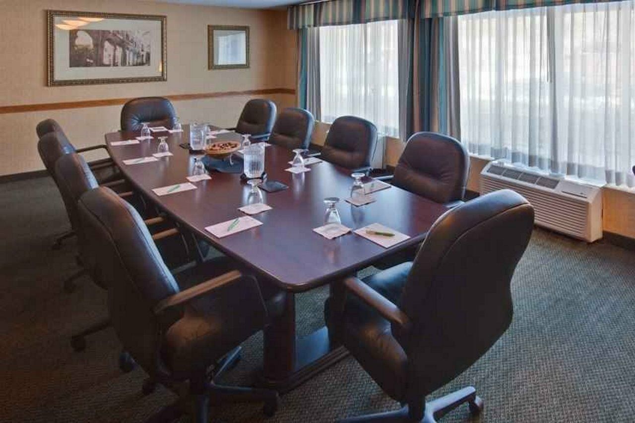 Ramada Plaza Rochester Airport Екстер'єр фото